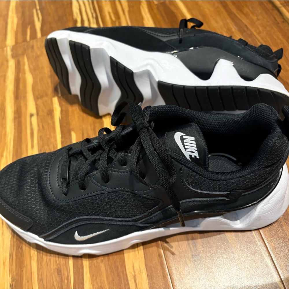 Nike RYZ 365 2 in Black/White